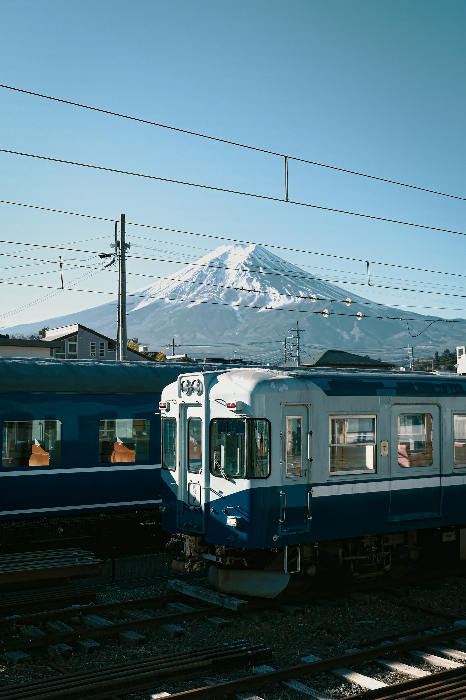 富士山を背景に並ぶ青い列車
