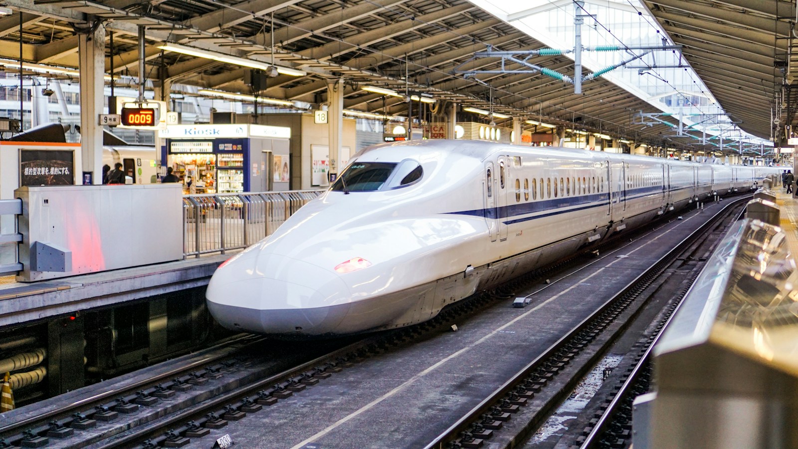 ホームに到着する白い新幹線