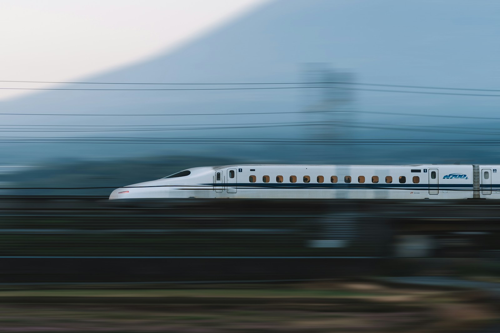 山の風景を駆け抜ける新幹線