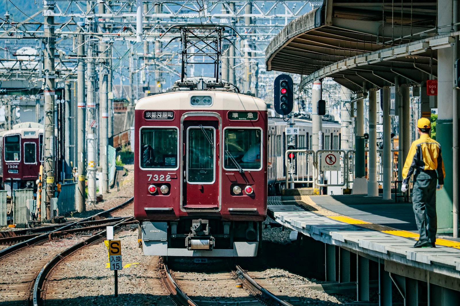 駅のそばを走る赤い列車